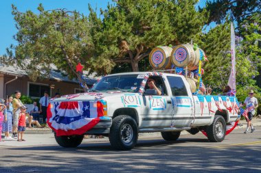 Yıllık 4 Temmuz bağımsızlık günü Parade, Rancho Bernardo, San Diego, Kaliforniya, ABD 'de Amerikan bayrağı ve seyirci ile dekore pikap katılımcılar. 