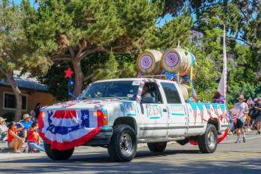 Yıllık 4 Temmuz bağımsızlık günü Parade, Rancho Bernardo, San Diego, Kaliforniya, ABD 'de Amerikan bayrağı ve seyirci ile dekore pikap katılımcılar. 
