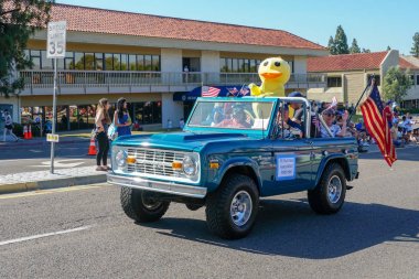 Yıllık 4 Temmuz bağımsızlık günü Parade, Rancho Bernardo, San Diego, Kaliforniya, ABD 'de dekore edilmiş Pickup araba ve seyirci katılımcılar. 
