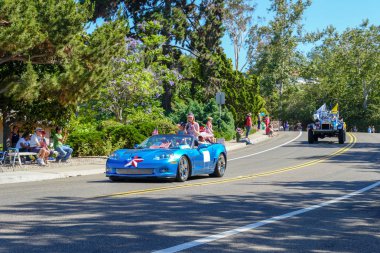 4 Temmuz bağımsızlık günü Parade, Rancho Bernardo, San Diego, Kaliforniya, ABD 'de dekore Cabriolet araba ve seyirci katılımcılar. 