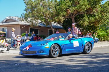 4 Temmuz bağımsızlık günü Parade, Rancho Bernardo, San Diego, Kaliforniya, ABD 'de dekore Cabriolet araba ve seyirci katılımcılar. 