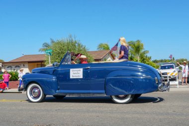 4 Temmuz bağımsızlık günü Parade, Rancho Bernardo, San Diego, Kaliforniya, ABD 'de dekore Cabriolet araba ve seyirci katılımcılar. 