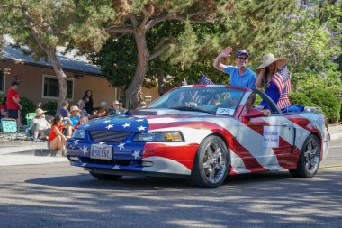 4 Temmuz bağımsızlık günü Parade, Rancho Bernardo, San Diego, Kaliforniya, ABD 'de dekore Cabriolet araba ve seyirci katılımcılar. 