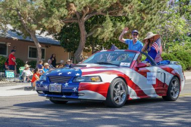 4 Temmuz bağımsızlık günü Parade, Rancho Bernardo, San Diego, Kaliforniya, ABD 'de dekore Cabriolet araba ve seyirci katılımcılar. 