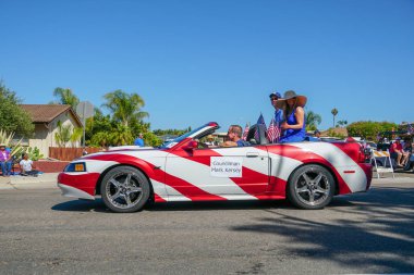 4 Temmuz bağımsızlık günü Parade, Rancho Bernardo, San Diego, Kaliforniya, ABD 'de dekore Cabriolet araba ve seyirci katılımcılar. 