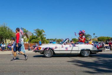 4 Temmuz bağımsızlık günü Parade, Rancho Bernardo, San Diego, Kaliforniya, ABD 'de dekore Cabriolet araba ve seyirci katılımcılar. 