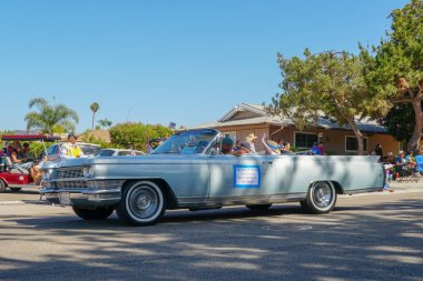 4 Temmuz bağımsızlık günü Parade, Rancho Bernardo, San Diego, Kaliforniya, ABD 'de dekore Cabriolet araba ve seyirci katılımcılar. 