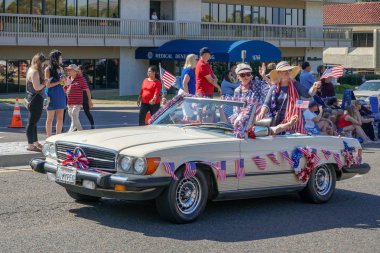 4 Temmuz bağımsızlık günü Parade, Rancho Bernardo, San Diego, Kaliforniya, ABD 'de dekore Cabriolet araba ve seyirci katılımcılar. 