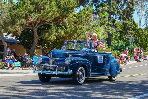 4 Temmuz bağımsızlık günü Parade, Rancho Bernardo, San Diego, Kaliforniya, ABD 'de dekore Cabriolet araba ve seyirci katılımcılar. 