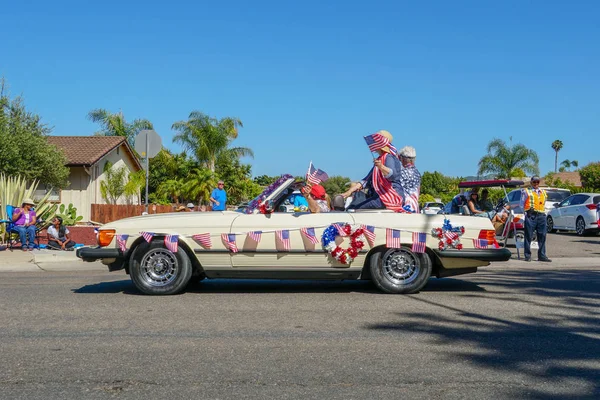 7月4日の独立記念日パレード ランチョ ベルナルド サンディエゴ カリフォルニア アメリカ合衆国で装飾されたカブリオレ車と観客の参加者 — ストック写真