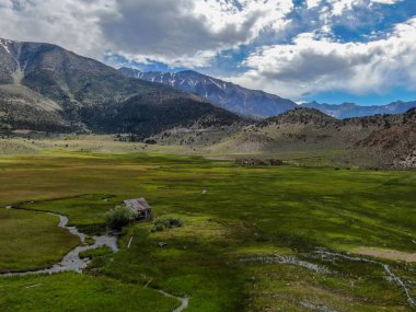 Bir dağın yeşil vadisinde terk edilmiş küçük ahşap ev ahır sonraki küçük nehir havadan görünümü, Aspen Spring, mono County, Kaliforniya, ABD. 