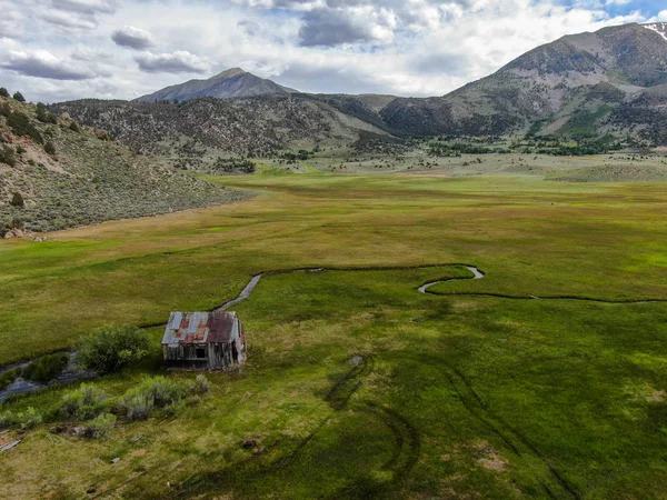 Vista Aérea Del Pequeño Granero Abandonado Casa Madera Lado Del —  Fotos de Stock