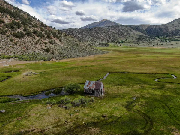 Vista Aérea Del Pequeño Granero Abandonado Casa Madera Lado Del —  Fotos de Stock