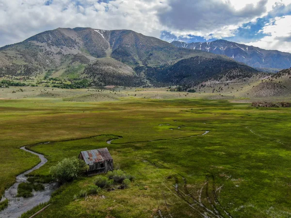 Vista Aérea Del Pequeño Granero Abandonado Casa Madera Lado Del —  Fotos de Stock