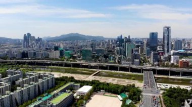 Seul, Güney Kore 'nin havadan manzaralı şehir manzarası. Nehir, şehir ve dağ ile Seul drone görünümü. Seul şehir manzarası, Seul Hava görünümü, Güney Kore