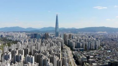 Havadan görünümü cityscape Seoul, Güney Kore. Havadan görünümü Lotte Jamsil kulesinde. Seul manzarası nehir ve dağ ile. Seoul şehir şehir manzarası, havadan görünümü Seoul, Güney Kore