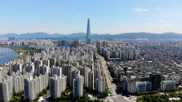 空撮の街並みのソウル 南朝鮮 蚕室で空中ビュー ロッテ タワー 川と山のソウルの様子ソウル繁華街のスカイライン ソウル 南朝鮮の空撮 — ストック動画