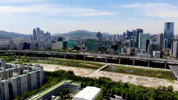 鸟瞰韩国首尔市容 首尔的无人机景观与河流 城市和山 首尔市中心天际线 首尔鸟瞰图 — 图库视频影像