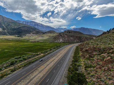 Vadi ve dağ ortasında yolun havadan görünümü rang, Mono County, Kaliforniya. Abd.