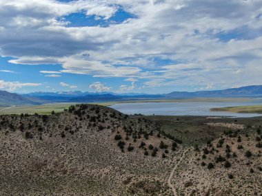 Sıcak yaz gününde dağ üzerinde Crowley Gölü havadan görünümü. Mono County, Kaliforniya, ABD