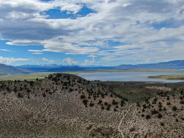 Vista Aérea Del Lago Crowley Sobre Montaña Durante Caluroso Día —  Fotos de Stock