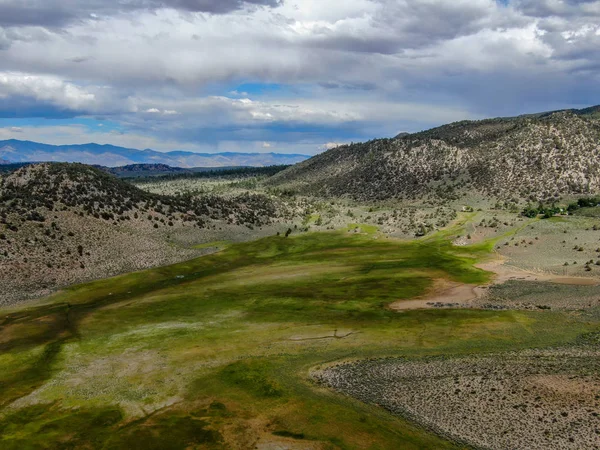 Pohled Zelenou Půdu Horu Pozadí Aspen Springs Mono County Kalifornie — Stock fotografie