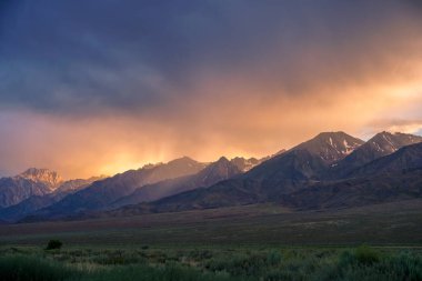 Fırtına öncesi bulutlar ile dağ aralığı renkli gün batımı , Doğu Sierra Dağları, Mono County, Kaliforniya, Abd