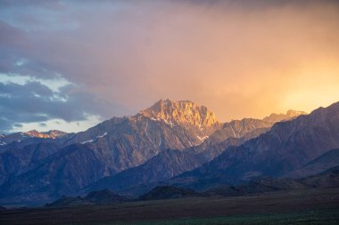 Fırtına öncesi bulutlar ile dağ aralığı renkli gün batımı , Doğu Sierra Dağları, Mono County, Kaliforniya, Abd