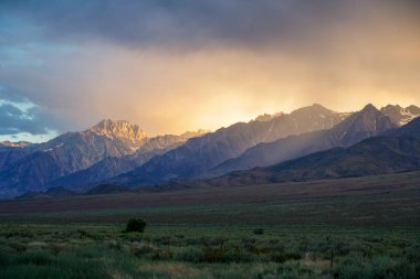 Fırtına öncesi bulutlar ile dağ aralığı renkli gün batımı , Doğu Sierra Dağları, Mono County, Kaliforniya, Abd