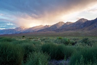 Fırtına öncesi bulutlar ile dağ aralığı renkli gün batımı , Doğu Sierra Dağları, Mono County, Kaliforniya, Abd