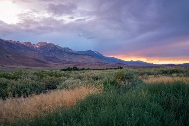 Fırtına öncesi bulutlar ile dağ aralığı renkli gün batımı , Doğu Sierra Dağları, Mono County, Kaliforniya, Abd