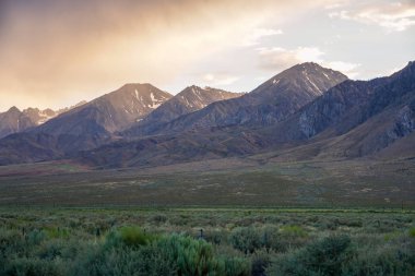 Fırtına öncesi bulutlar ile dağ aralığı renkli gün batımı , Doğu Sierra Dağları, Mono County, Kaliforniya, Abd