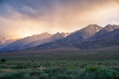 Fırtına öncesi bulutlar ile dağ aralığı renkli gün batımı , Doğu Sierra Dağları, Mono County, Kaliforniya, Abd