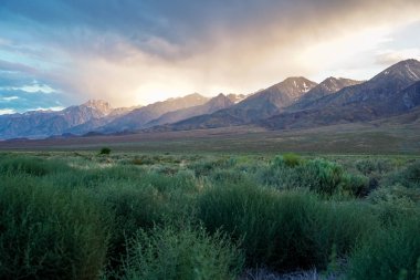 Fırtına öncesi bulutlar ile dağ aralığı renkli gün batımı , Doğu Sierra Dağları, Mono County, Kaliforniya, Abd