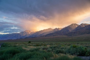 Fırtına öncesi bulutlar ile dağ aralığı renkli gün batımı , Doğu Sierra Dağları, Mono County, Kaliforniya, Abd