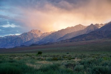 Fırtına öncesi bulutlar ile dağ aralığı renkli gün batımı , Doğu Sierra Dağları, Mono County, Kaliforniya, Abd
