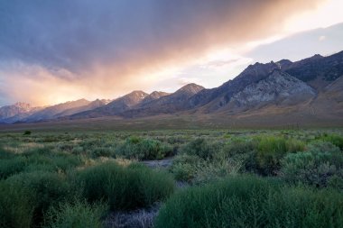 Bulutlu fırtına renkli gün batımı sırasında dağ sırası , Doğu Sierra Dağları, Mono County, Kaliforniya, Abd