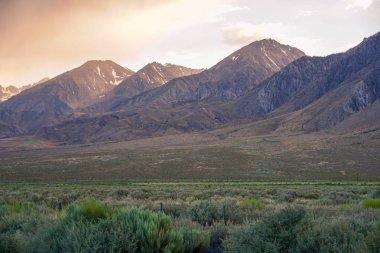 Bulutlu fırtına renkli gün batımı sırasında dağ sırası , Doğu Sierra Dağları, Mono County, Kaliforniya, Abd