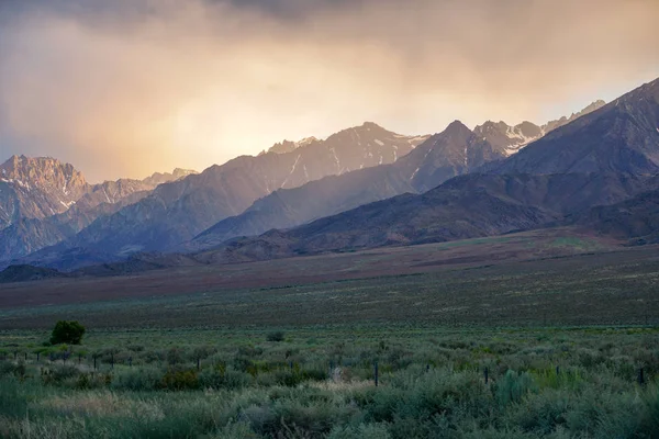 Bulutlu fırtına renkli gün batımı sırasında dağ sırası , Doğu Sierra Dağları, Mono County, Kaliforniya, Abd