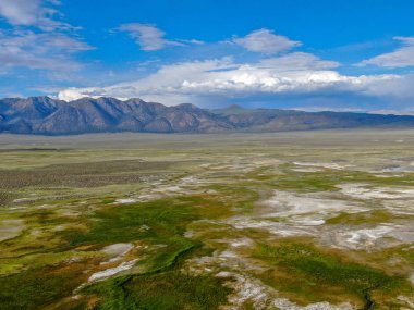 Mammoth Gölleri, Mono County, Kaliforniya yanındaki Long Valley havadan görünümü. Abd. Yaz sezonunda arka planda dağ ile Yeşil otlak. 