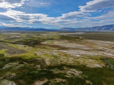 Mammoth Gölleri, Mono County, Kaliforniya yanındaki Long Valley havadan görünümü. Abd. Yaz sezonunda arka planda dağ ile Yeşil otlak. 