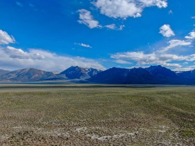 Mammoth Gölleri, Mono County, Kaliforniya yanındaki Long Valley havadan görünümü. Abd. Yaz sezonunda arka planda dağ ile Yeşil otlak. 