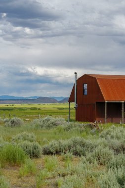 Kırmızı çiftlik arka planda dağ ile büyük bir otlak çiftlik alanında döken. Doğu Sierra Dağları, Mono County, Kaliforniya, Amerika Birleşik Devletleri