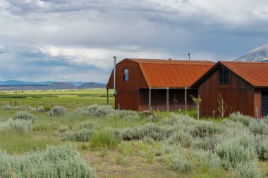 Kırmızı çiftlik arka planda dağ ile büyük bir otlak çiftlik alanında döken. Doğu Sierra Dağları, Mono County, Kaliforniya, Amerika Birleşik Devletleri