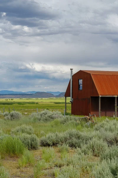 Kırmızı çiftlik arka planda dağ ile büyük bir otlak çiftlik alanında döken. Doğu Sierra Dağları, Mono County, Kaliforniya, Amerika Birleşik Devletleri