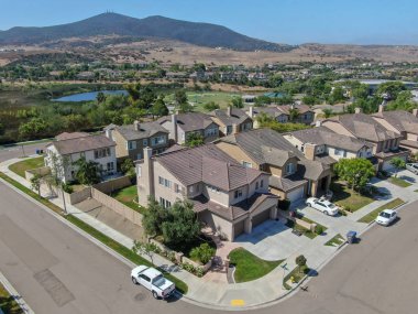 Black Mountain, San Diego, California, ABD'de yan yana büyük villalar ile Banliyö mahalle sokak. Konut modern alt bölümü lüks evin havadan görünümü. 