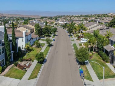 Black Mountain, San Diego, California, ABD'de yan yana büyük villalar ile Banliyö mahalle sokak. Konut modern alt bölümü lüks evin havadan görünümü. 