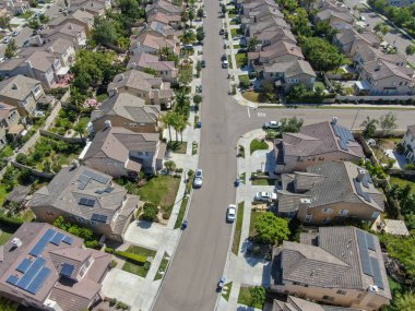 Black Mountain, San Diego, California, ABD'de yan yana büyük villalar ile hava üstü görünüm banliyö mahalle. Konut modern alt bölümü lüks evin havadan görünümü.