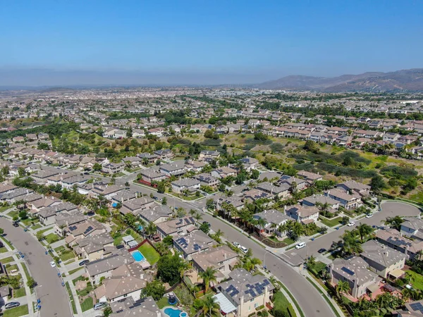 Barrio Suburbano Con Vistas Aéreas Con Grandes Villas Una Lado — Foto de Stock