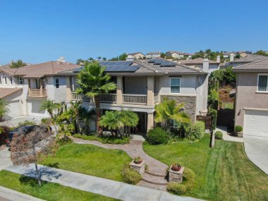 Black Mountain, San Diego, California, ABD'de yan yana büyük villalar ile Banliyö mahalle sokak. Konut modern alt bölümü lüks evin havadan görünümü.